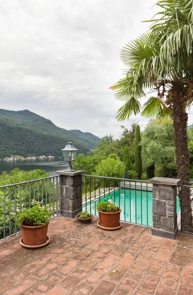 Casa com piscina, varanda — Fotografia de Stock