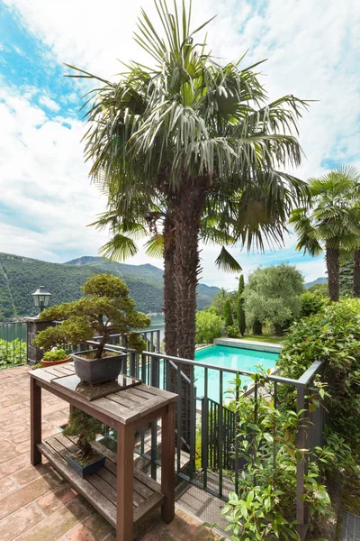 Huis met zwembad, balkon — Stockfoto