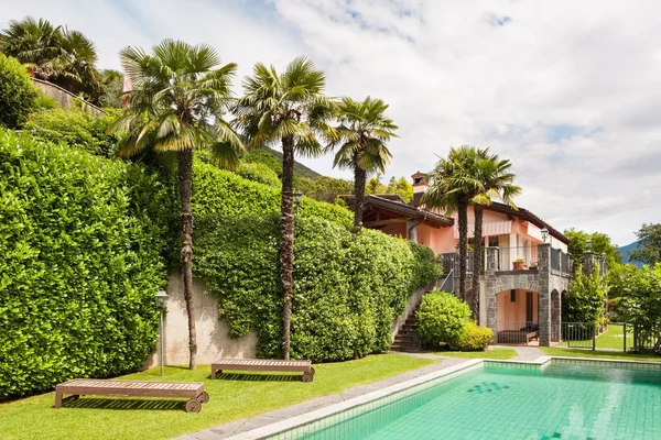 House with swimming pool — Stock Photo, Image