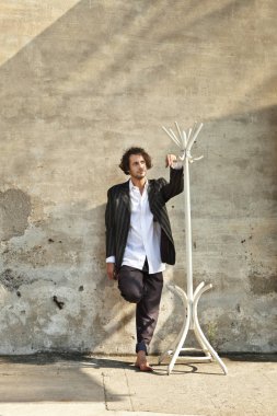 açık bir genç adam portresi