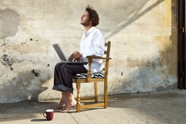 açık bir genç adam portresi