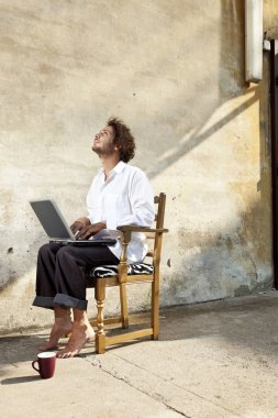 açık bir genç adam portresi