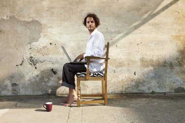 açık bir genç adam portresi