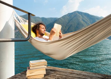 açık bir genç adam portresi