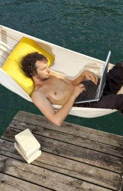 açık bir genç adam portresi