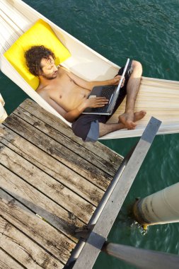 açık bir genç adam portresi