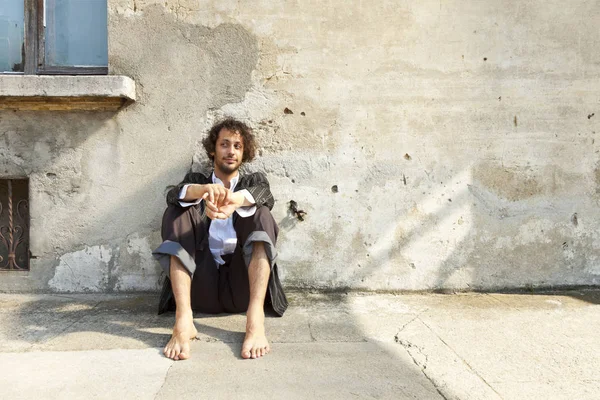 Retrato de um jovem no exterior — Fotografia de Stock