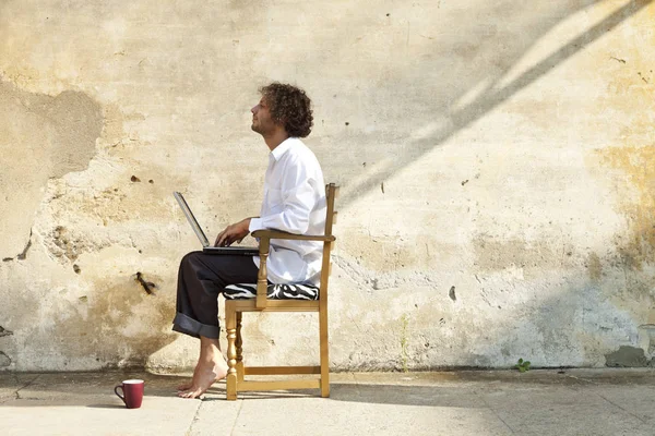 Portrait d'un jeune homme en plein air — Photo