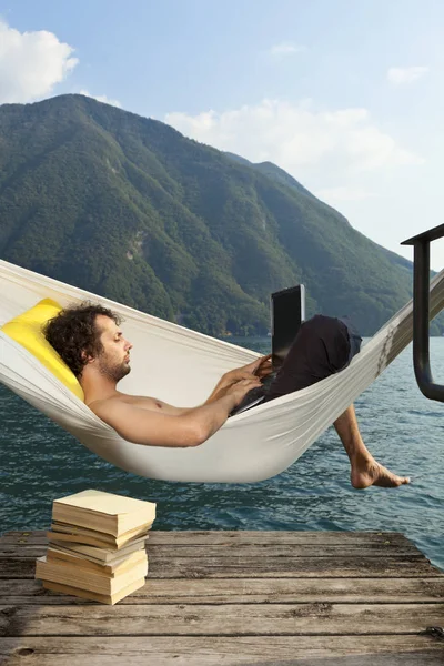 Retrato de un joven al aire libre —  Fotos de Stock