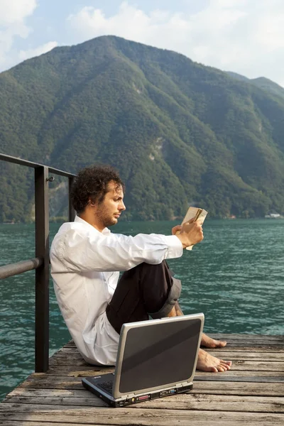 Portrait d'un jeune homme en plein air — Photo