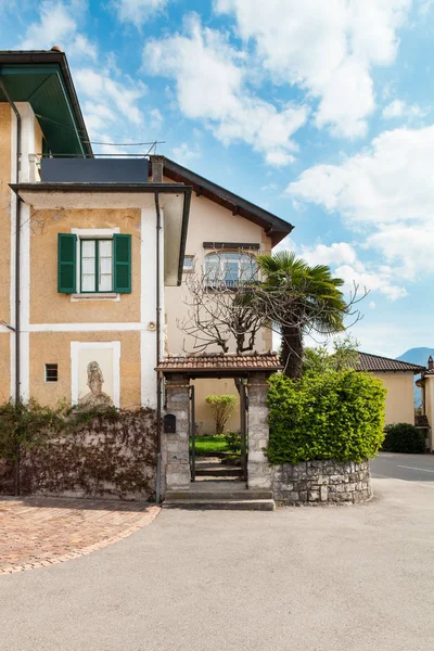 Altes Haus im klassischen Stil, im Freien — Stockfoto