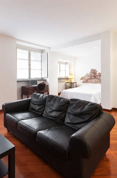 Living room, black leather sofa — Stock Photo, Image