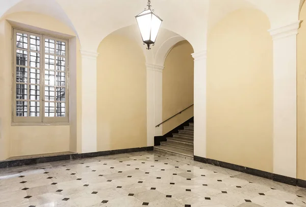 Entrance hall in historic building — Stock Photo, Image