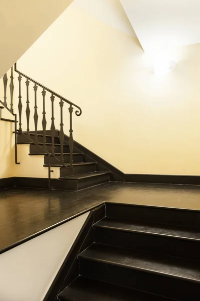 Escalier intérieur, maison de rétention — Photo