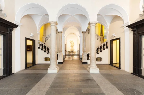 Grande entrée d'un bâtiment historique italien — Photo