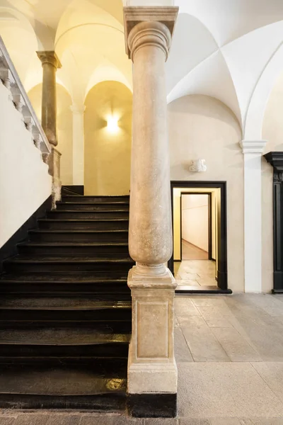 Great entrance of a italian historical building — Stock Photo, Image