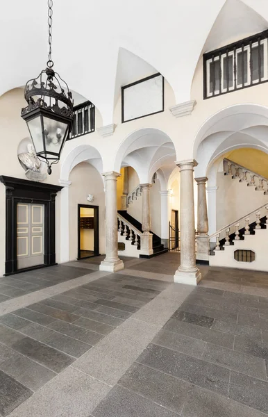 Gran entrada de un edificio histórico italiano — Foto de Stock