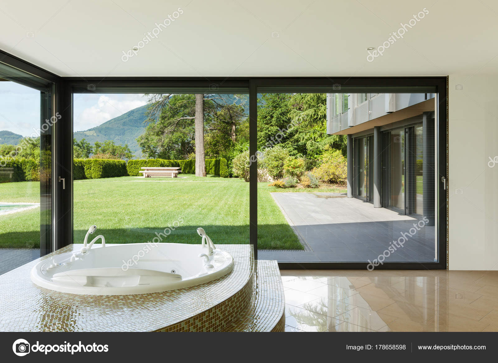 Veranda ve çatı ile banyo Veranda ve çatı ile banyo