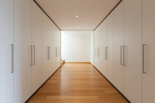 Interiör, lång korridor med garderober — Stockfoto