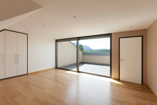 House, pencere ile geniş oda — Stok fotoğraf