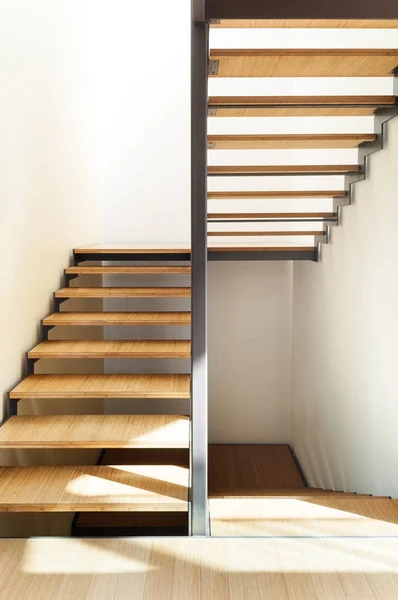 Treppenhaus einer modernen Villa — Stockfoto