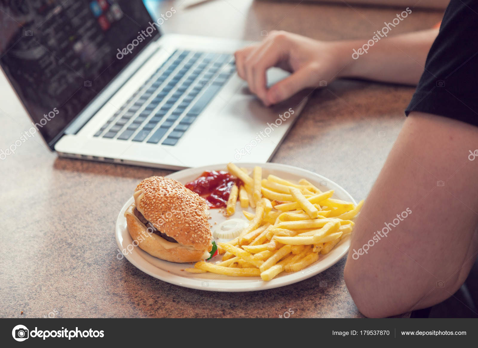 Человек с едой за компьютером. Неправильное питание студентов. Быстрая еда для студентов. Перекус фастфудом