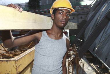 Afrika delikanlı inşaat sitesinde çalışıyor 