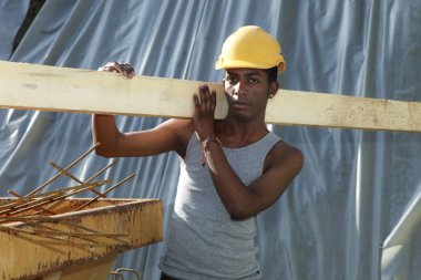 Afrika delikanlı inşaat sitesinde çalışıyor 