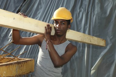 Afrika delikanlı inşaat sitesinde çalışıyor 