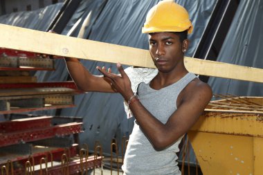 Afrika delikanlı inşaat sitesinde çalışıyor 