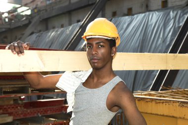 Afrika delikanlı inşaat sitesinde çalışıyor 