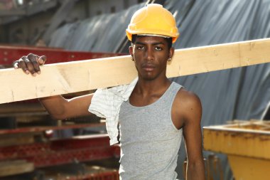 Afrika delikanlı inşaat sitesinde çalışıyor 