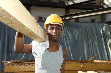 Afrika delikanlı inşaat sitesinde çalışıyor 