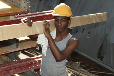 Afrika delikanlı inşaat sitesinde çalışıyor 