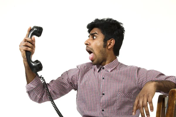 Ung man stående med vintage telefon — Stockfoto