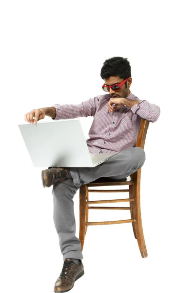 Portret tânăr care lucrează cu laptopul așezat pe un scaun — Fotografie, imagine de stoc