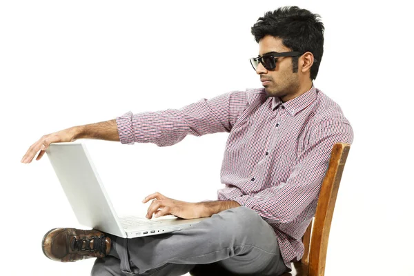 Młody mężczyzna portret praca z laptopem siedzi na krześle — Zdjęcie stockowe