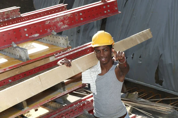 Joven africano que trabaja en obra — Foto de Stock