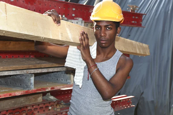 Jovem africano que trabalha no canteiro de obras — Fotografia de Stock