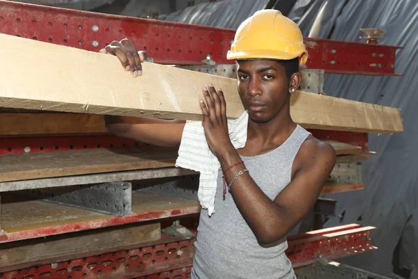 Joven africano que trabaja en obra — Foto de Stock