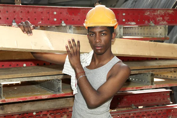 Africký mladík pracující v staveniště — Stock fotografie