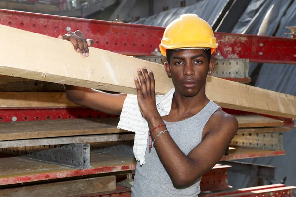 Молодой африканский мужчина, работающий на строительной площадке — стоковое фото