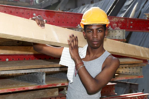 Unga afrikanska man som arbetar på byggarbetsplatsen — Stockfoto