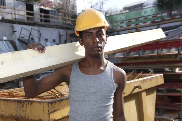 Νεαρός αφρικανική εργασίας στο εργοτάξιο — Φωτογραφία Αρχείου