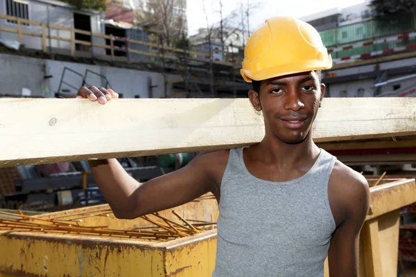Unga afrikanska man som arbetar på byggarbetsplatsen — Stockfoto