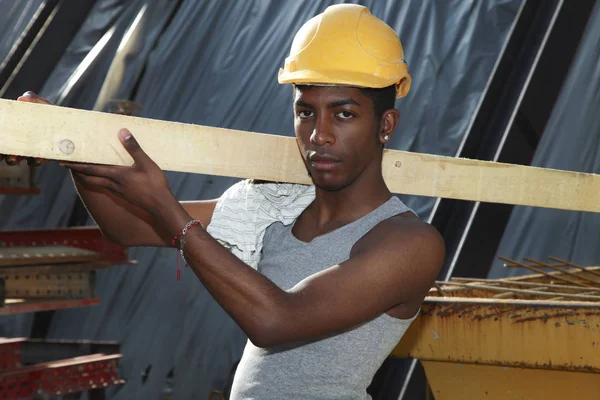 Tânăr african care lucrează pe șantier — Fotografie, imagine de stoc