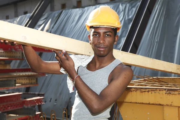 Unga afrikanska man som arbetar på byggarbetsplatsen — Stockfoto