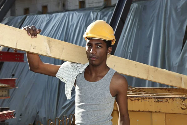 Unga afrikanska man som arbetar på byggarbetsplatsen — Stockfoto