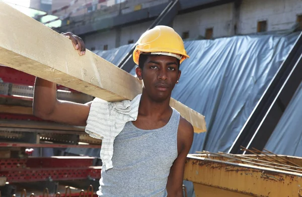 Jovem africano que trabalha no canteiro de obras — Fotografia de Stock