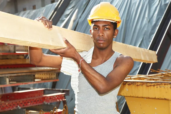 Unga afrikanska man som arbetar på byggarbetsplatsen — Stockfoto
